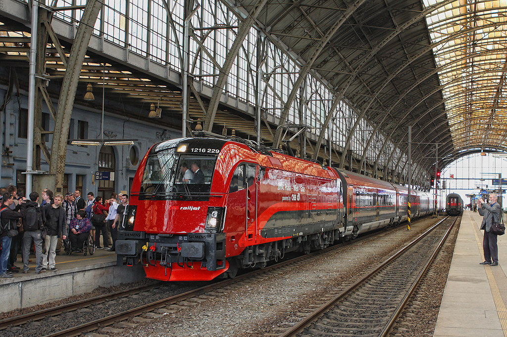 Railjet na prvním nástupišti pražského hlavního nádraží...